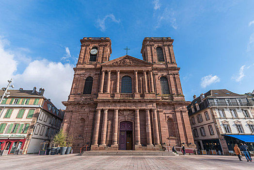 法国勃艮第小镇贝尔福大教堂及其市中心广场景观