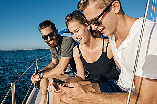 情侣,智能手机,帆船,圣地亚哥湾,加利福尼亚,美国