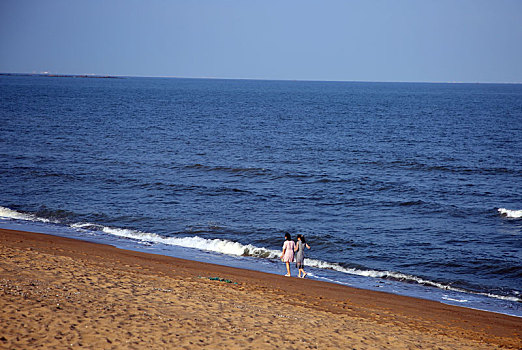 9月的日照天高云淡,海边成了游客网红打卡胜地