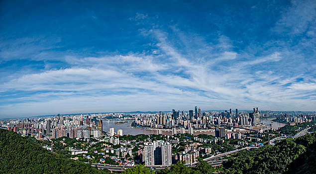 2018年重庆市南岸区南山一棵观景平台上俯瞰重庆渝中区