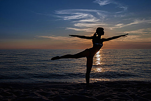 剪影,美女,练习,瑜伽姿势,海滩,日落,萨丁尼亚,意大利