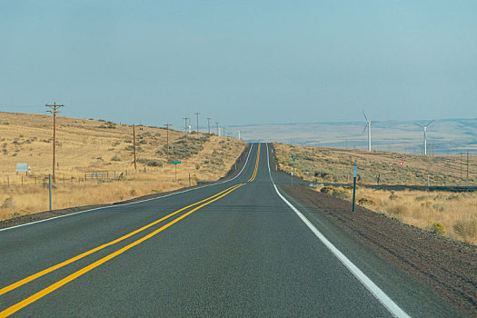 沙漠中的公路和风力发电设备