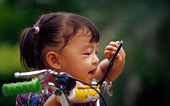 在广州流花湖公园内游玩的儿童