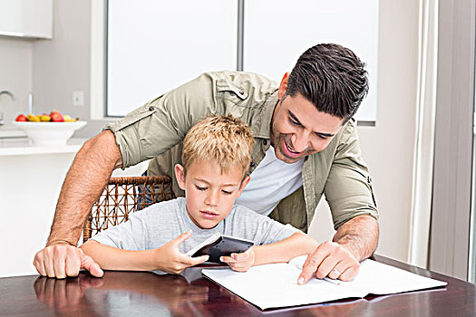 微笑,父亲,帮助,儿子,数学,家庭作业,桌子