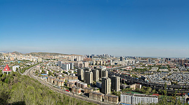 在乌鲁木齐雅玛里克山俯拍城市全景