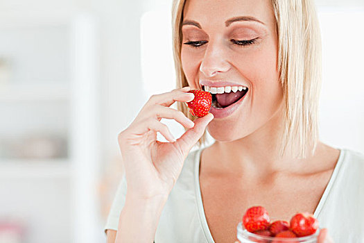 女人,享受,吃饭,草莓