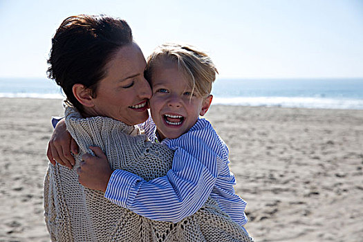 母亲,拿着,儿子,笑,新港海滩,加利福尼亚,美国
