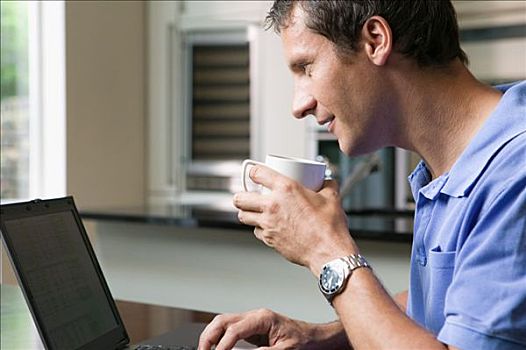 男人,笔记本电脑,咖啡杯