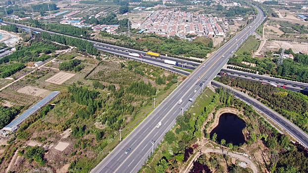航拍川流不息的高速路和铁路,感受高速发展的美丽中国