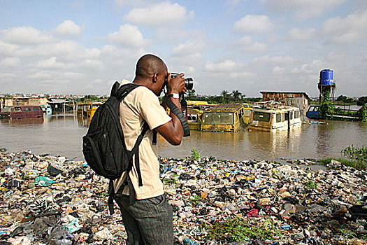 尼日利亚人,摄影师,头像,乡村地区,洪水,拉各斯,尼日利亚,八月,2007年