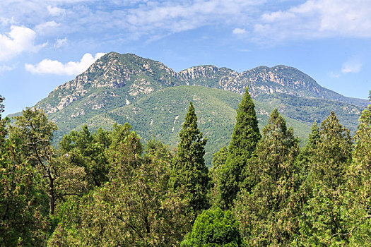 中岳庙天中阁远望嵩山山峰风光