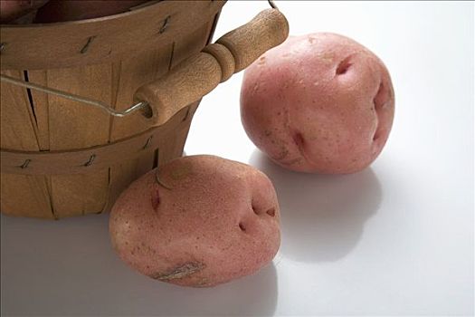两个,红色,土豆,旁侧,木篮