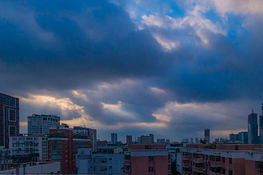 广州夏天上午的阳光与浮云