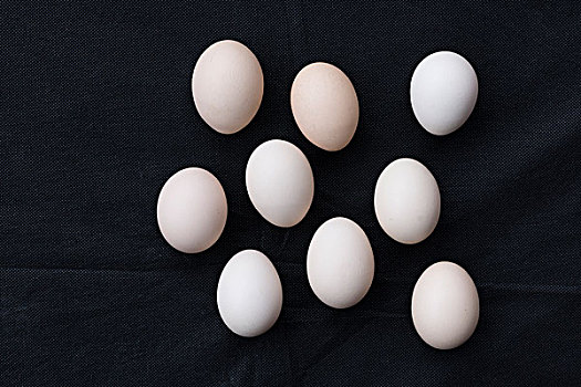 鸡蛋摆放在黑色麻布背景上
