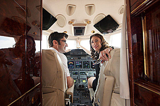 男性,女性,飞行员,看,上方,肩部,驾驶室,私人飞机