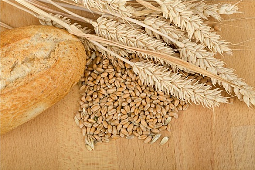 面包卷,木桌子,穗,小麦作物