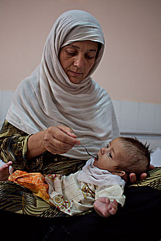 阿富汗,母亲,准备好,流食,孩子,营养,医院,城市,北方省,许多,病患,遥远,区域,熟练,健康,工人