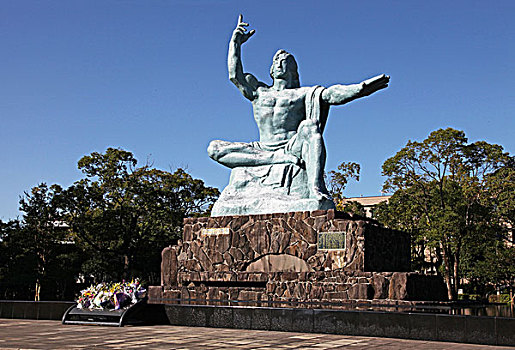 日本长崎平和公园纪念雕像位于原子弹爆发中心地的北侧丘陵上,是为了纪念长崎原爆的牺牲者而建的
