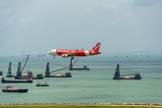一架亚洲航空的客机正降落在香港国际机场