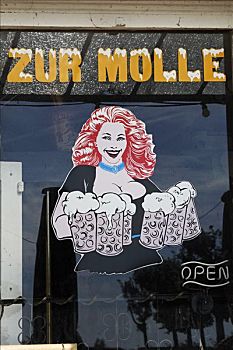 女侍者,大啤酒杯,窗玻璃,酒馆,梅克伦堡前波莫瑞州,德国,欧洲