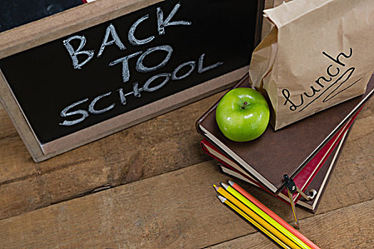 午餐,纸袋,青苹果,文字,返校,木桌子,黑色背景