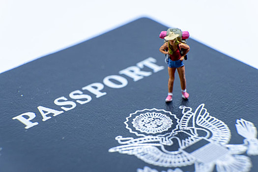 一名女背包客站在美国护照的微距概念图
