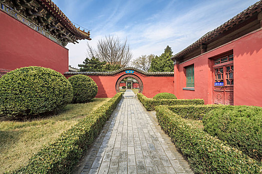 中国山东省泰安市岱庙里的红墙月门