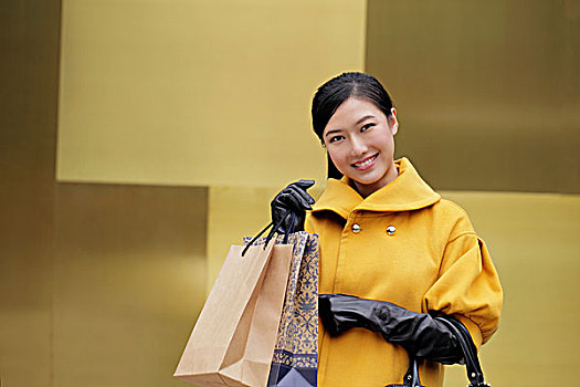 年轻,女人,黄色,外套,拿着,购物,包