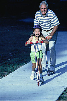 爷爷,孙女,骑,滑板车,户外