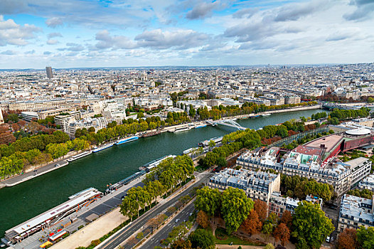 流经巴黎市区的塞纳河