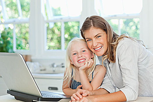 母女,微笑,旁侧,笔记本电脑
