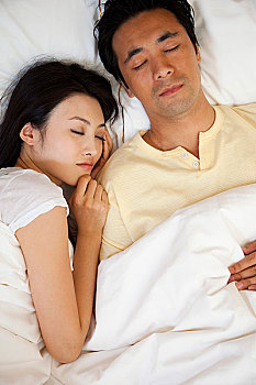 睡觉的夫妻图片