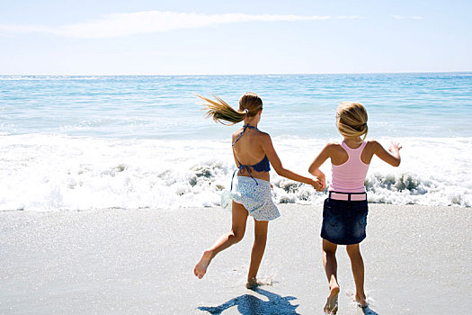两个女孩,跑,海滩,牵手