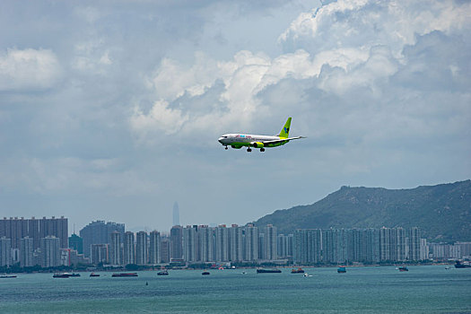 一架韩国真航空的客机正降落在香港国际机场