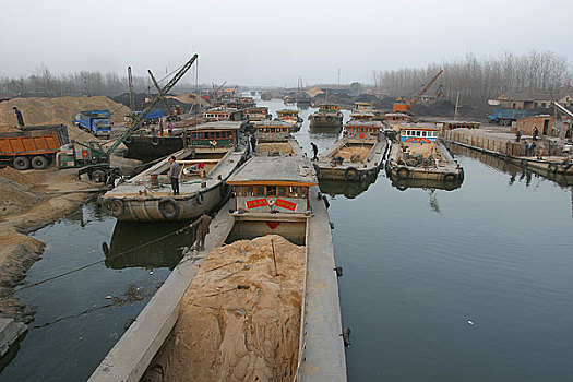 大运河江苏宿迁段,这里运河上的船只多是在运送石料,河沙