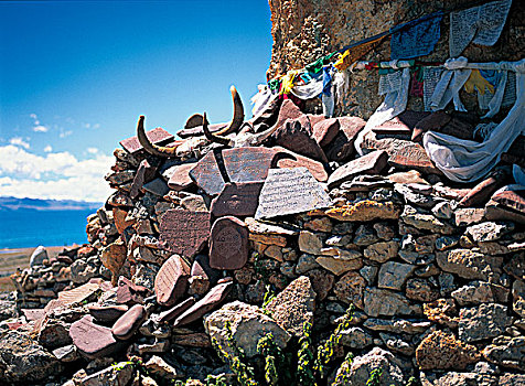 西藏纳木错畔玛尼堆牦牛角