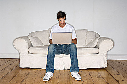 男青年,坐,沙发,笔记本电脑