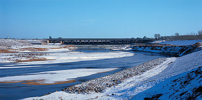 辽宁沈阳浑河谟家水闸,冬季