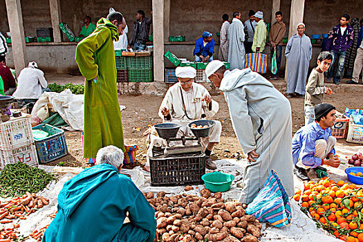 男人,穿,传统,长袍,菜市场,德拉河谷,摩洛哥,非洲
