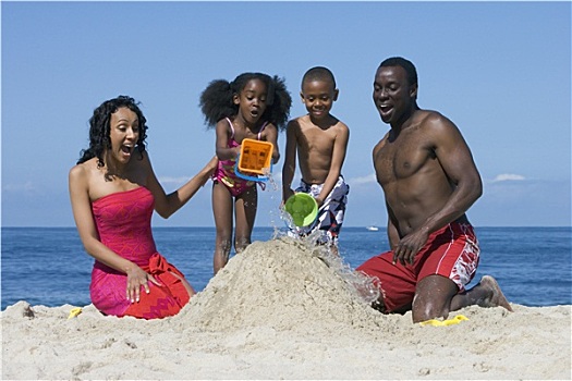 家庭,建筑,沙堡,海滩,孩子,5-7岁,倒出,海水,沙子,微笑,正面