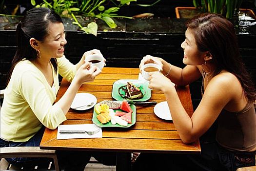 两个女人,坐,桌子,咖啡,水果