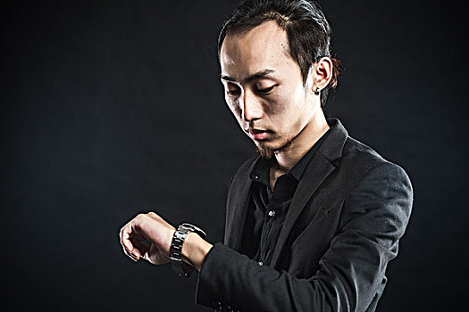 亚洲男子