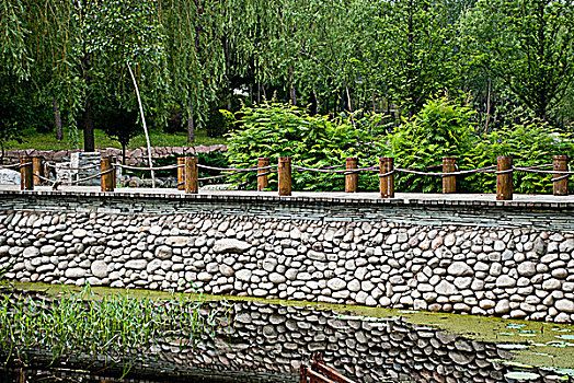 北京社区公园的池塘