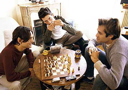 三个男人,客厅,两个,玩,下棋