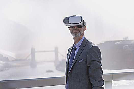 商务人士,虚拟现实,玻璃,晴朗,城市,桥,上方,泰晤士河,伦敦,英国