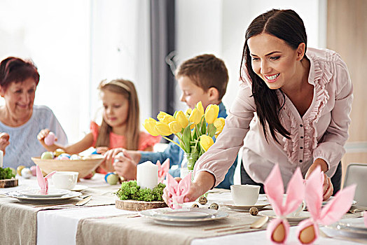 女人,家庭,准备,餐具摆放,复活节,餐桌