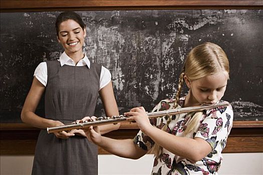 女生,演奏,笛子,教师,微笑,正面,黑板