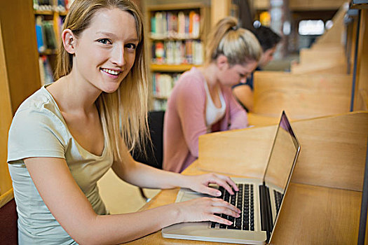 学生,仰视,笔记本电脑,微笑,大学,图书馆