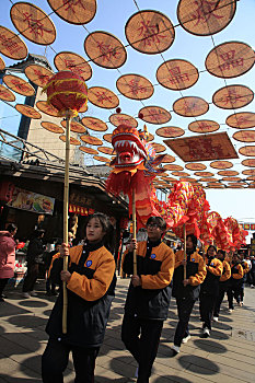 山东省日照市,二月二龙腾狮跃,旅游小镇人潮涌动