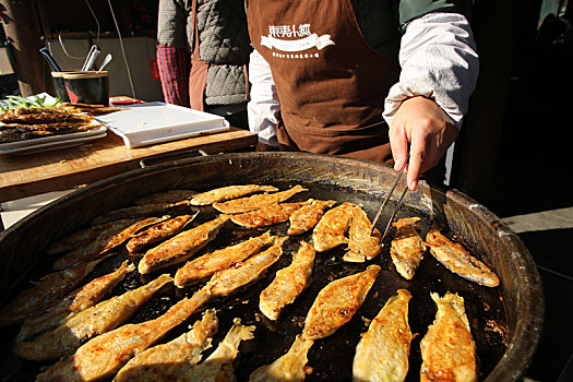 山东省日照市,冬天里的东夷小镇,冰糖葫芦,煎饼卷鱼特色美食诱人来